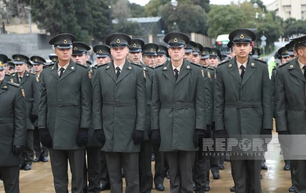 В Баку проходит Марш Победы в сопровождении военного оркестра - ФОТО