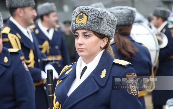 В Баку проходит Марш Победы в сопровождении военного оркестра - ФОТО