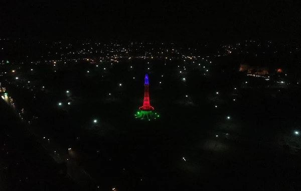 Pakistanın məşhur abidəsi Azərbaycan bayrağı ilə işıqlandırılıb - FOTO