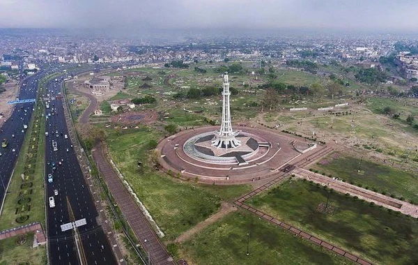 Pakistanın məşhur abidəsi Azərbaycan bayrağı ilə işıqlandırılıb - FOTO