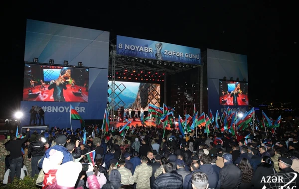 Dənizkənarı Milli Parkda Zəfər Günü şərəfinə möhtəşəm konsert və atəşfəşanlıq - FOTO