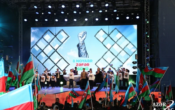 Dənizkənarı Milli Parkda Zəfər Günü şərəfinə möhtəşəm konsert və atəşfəşanlıq - FOTO