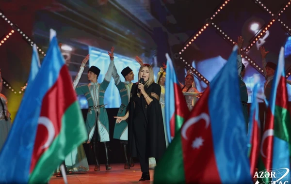 Dənizkənarı Milli Parkda Zəfər Günü şərəfinə möhtəşəm konsert və atəşfəşanlıq - FOTO