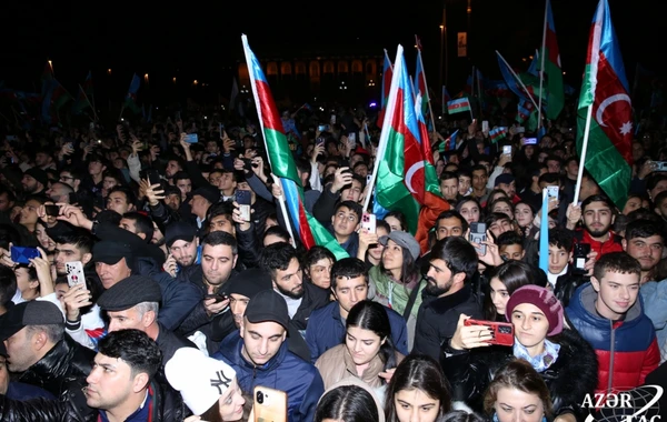 Dənizkənarı Milli Parkda Zəfər Günü şərəfinə möhtəşəm konsert və atəşfəşanlıq - FOTO