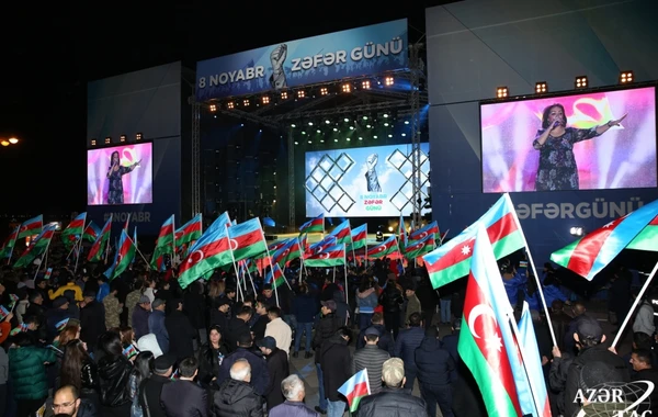 Dənizkənarı Milli Parkda Zəfər Günü şərəfinə möhtəşəm konsert və atəşfəşanlıq - FOTO