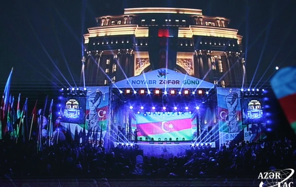 Dənizkənarı Milli Parkda Zəfər Günü şərəfinə möhtəşəm konsert və atəşfəşanlıq - FOTO