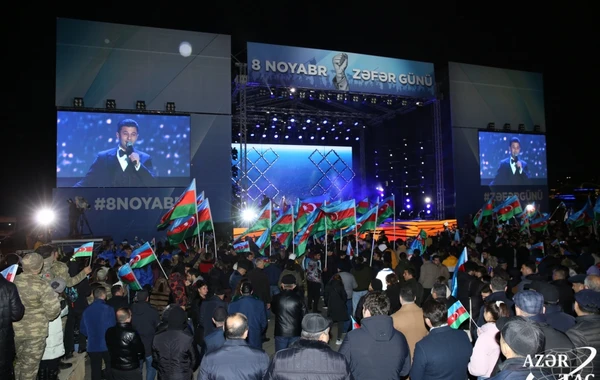 Dənizkənarı Milli Parkda Zəfər Günü şərəfinə möhtəşəm konsert və atəşfəşanlıq - FOTO