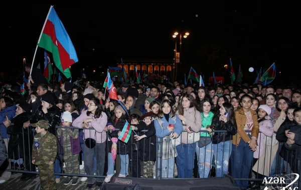 Dənizkənarı Milli Parkda Zəfər Günü şərəfinə möhtəşəm konsert və atəşfəşanlıq - FOTO