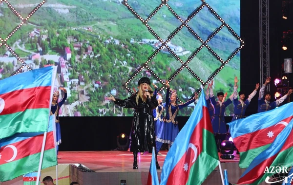 Dənizkənarı Milli Parkda Zəfər Günü şərəfinə möhtəşəm konsert və atəşfəşanlıq - FOTO