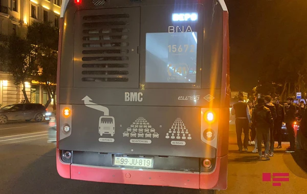 Bakıda “BakuBus” MMC-yə məxsus avtobus qəzaya uğrayıb - FOTO