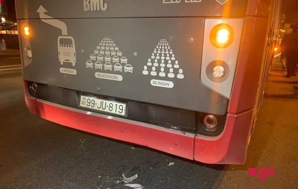 Bakıda “BakuBus” MMC-yə məxsus avtobus qəzaya uğrayıb - FOTO