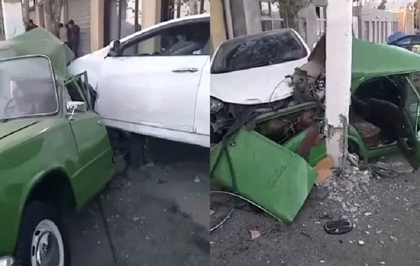 Gəncədə ağır qəza: “Hyundai” yol kənarında dayanmış VAZ-a çırpıldı - VİDEO