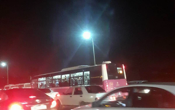 Bakı-Sumqayıt yolunda kilometrlərlə uzanan tıxac yaranıb - FOTO