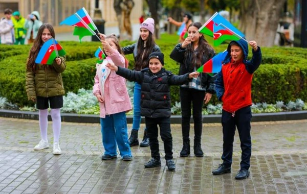 Жителям столицы были вручены флаги по случаю Дня Победы и Флага - ВИДЕО