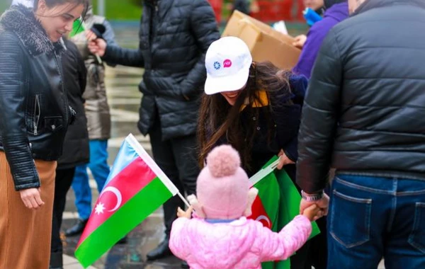 Жителям столицы были вручены флаги по случаю Дня Победы и Флага - ВИДЕО