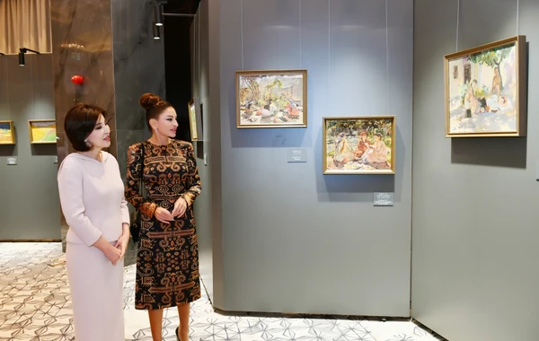 Mehriban Əliyeva Səmərqənddə “Özbəkistanın rəngləri” adlı sərgi ilə tanış olub - FOTO