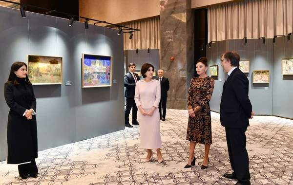 Mehriban Əliyeva Səmərqənddə “Özbəkistanın rəngləri” adlı sərgi ilə tanış olub - FOTO