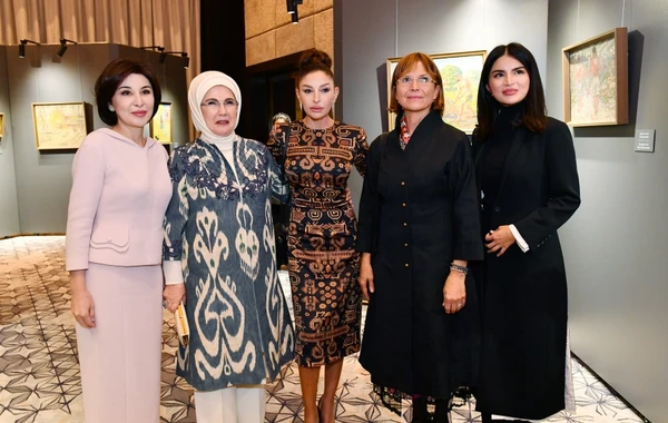 Mehriban Əliyeva Səmərqənddə “Özbəkistanın rəngləri” adlı sərgi ilə tanış olub - FOTO