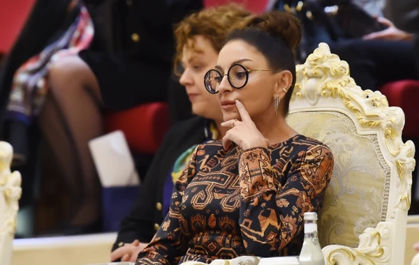 Azərbaycanın birinci xanımı Mehriban Əliyeva Səmərqənddə “Lazgi” adlı baletə baxıb - FOTO