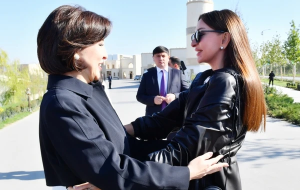 Mehriban Əliyeva “Əbədi şəhər” tarixi-etnoqrafik kompleksi ilə tanış olub - FOTO