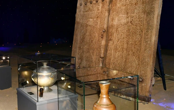 Mehriban Əliyeva Səmərqənddə “Zamanın ilğımları” adlı sərgi ilə tanış olub
