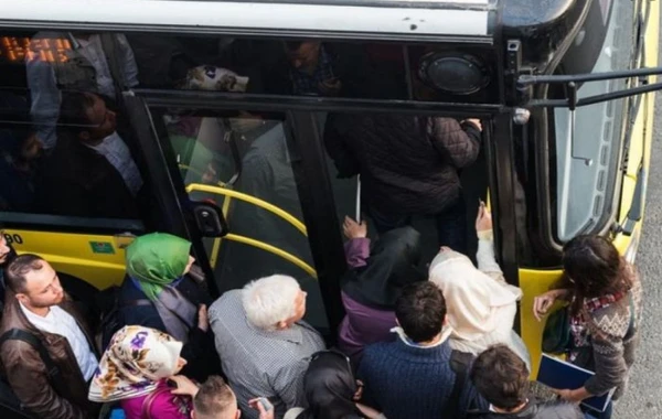Bakıda 154 avtobus ünvana gecikir - SİYAHI