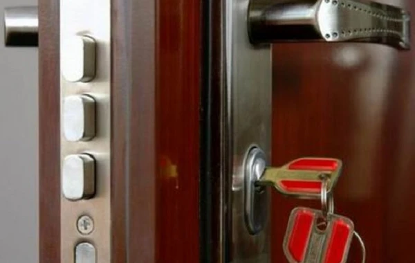 Bağlı qapı arxasında qalan azyaşlı xilas edilib
