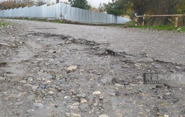Oğuzda uzun illərdir təmir olunmayan yol yararsız vəziyyətə düşüb - FOTO