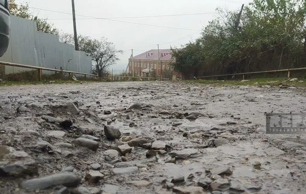 Oğuzda uzun illərdir təmir olunmayan yol yararsız vəziyyətə düşüb - FOTO