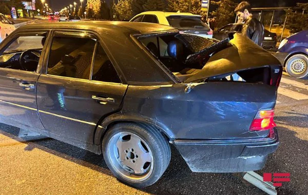 Bakıda piyadaya yol verən sürücü qəzaya uğrayıb - FOTO