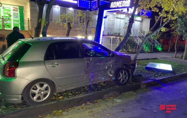 В Баку автомобиль врезался в рекламный баннер - ФОТО