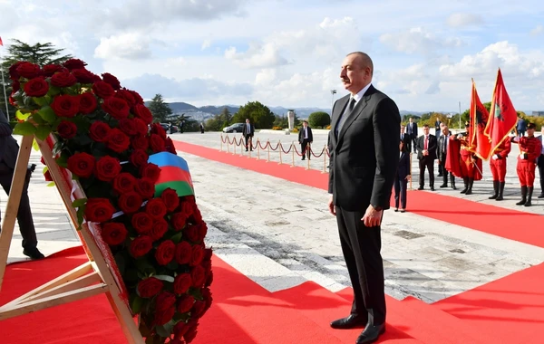 Президент Азербайджана Ильхам Алиев посетил монумент "Мать Албания" в Тиране - ФОТО