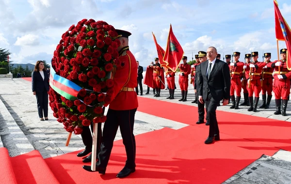 Президент Азербайджана Ильхам Алиев посетил монумент "Мать Албания" в Тиране - ФОТО
