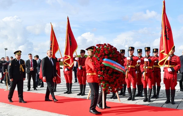 Президент Азербайджана Ильхам Алиев посетил монумент "Мать Албания" в Тиране - ФОТО