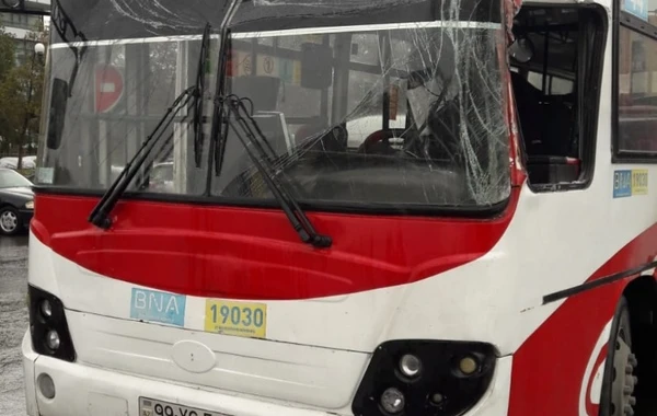 Bakıda marşrut avtobusları toqquşdu - FOTO