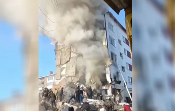 Rusiyada PARTLAYIŞ - BİNANIN BİR HİSSƏSİ ÇÖKDÜ - ÖLƏNLƏR VAR -  VİDEO