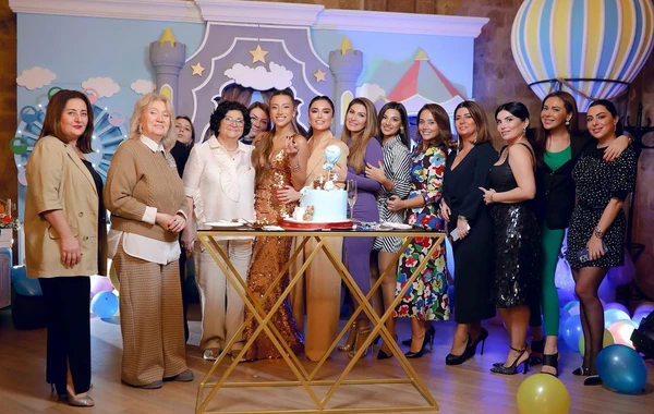 Azərbaycanlı aparıcı oğlunun ad günü şəkillərini paylaşıb, üzünü gizlətdi - FOTO