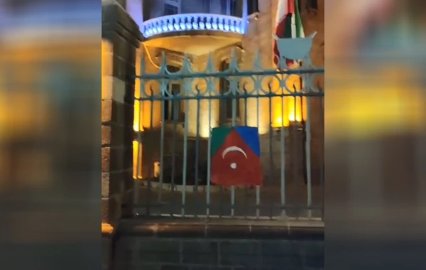 Təbrizdə dövlət binalarına Güney Azərbaycanın bayrağı asılır - VİDEO
