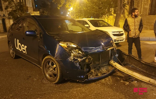 Bakıda iki avtomobil toqquşub, xəsarət alan var - FOTO