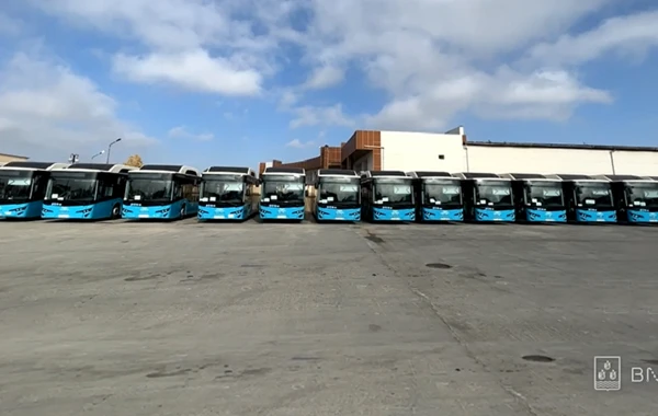 Bakıya 12 metrlik avtobuslar gətirildi - Bu əraziyə verilib - VİDEO