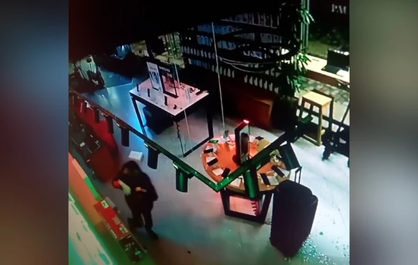 Bakıda mağazadan 24 min manatlıq mobil telefonlar oğurlanıb - FOTO