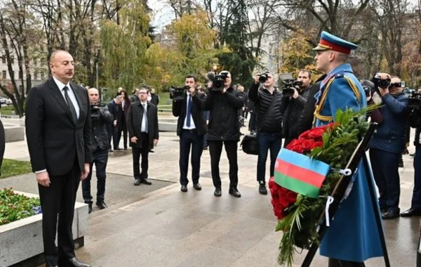 Ильхам Алиев посетил памятники общенациональному лидеру Гейдару Алиеву и Милораду Павичу в Белграде - ФОТО