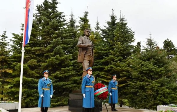 Ильхам Алиев посетил памятники общенациональному лидеру Гейдару Алиеву и Милораду Павичу в Белграде - ФОТО