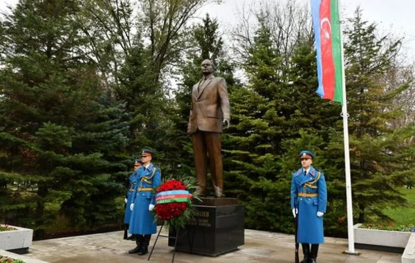 Ильхам Алиев посетил памятники общенациональному лидеру Гейдару Алиеву и Милораду Павичу в Белграде - ФОТО