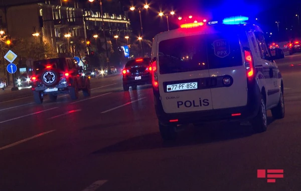 В Баку мотоциклист проехал на красный свет, спровоцировав аварию - ФОТО