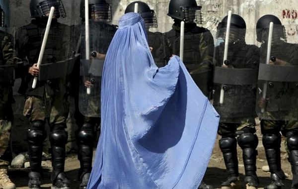 "Taliban" qadınların kişilər olmadan həkimə getməsini qadağan edib