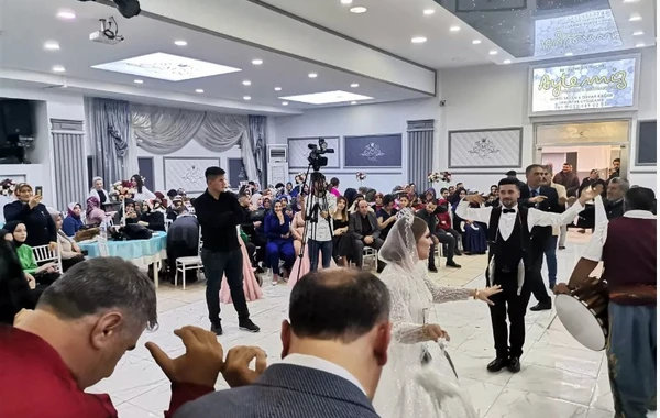 Bəylə gəlinin boynundan qızıl əvəzinə BALIQ ASDILAR - FOTO/VİDEO