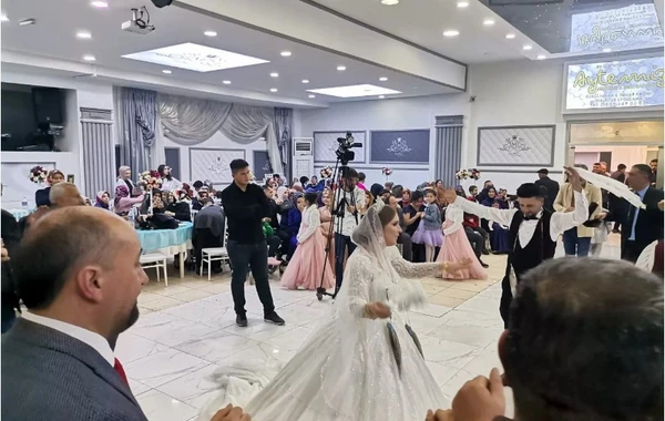 Bəylə gəlinin boynundan qızıl əvəzinə BALIQ ASDILAR - FOTO/VİDEO