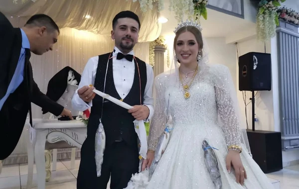 Bəylə gəlinin boynundan qızıl əvəzinə BALIQ ASDILAR - FOTO/VİDEO
