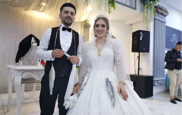 Bəylə gəlinin boynundan qızıl əvəzinə BALIQ ASDILAR - FOTO/VİDEO